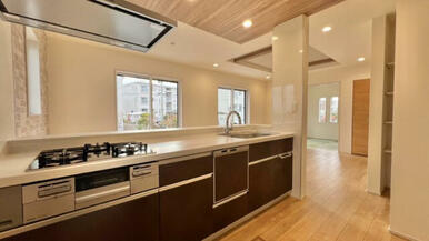 対面キッチンは、タッチレス水栓付きで料理の効率も上がります。