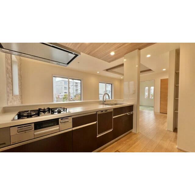 対面キッチンは、タッチレス水栓付きで料理の効率も上がります。