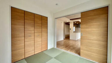 落ち着きのある和室は、ちょっとした休憩の場にも客間としても使用できます。