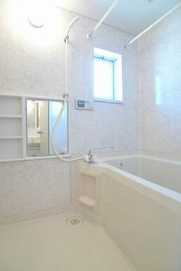 お風呂　明り取りの窓があって明るく湿気対策もバッチリです
