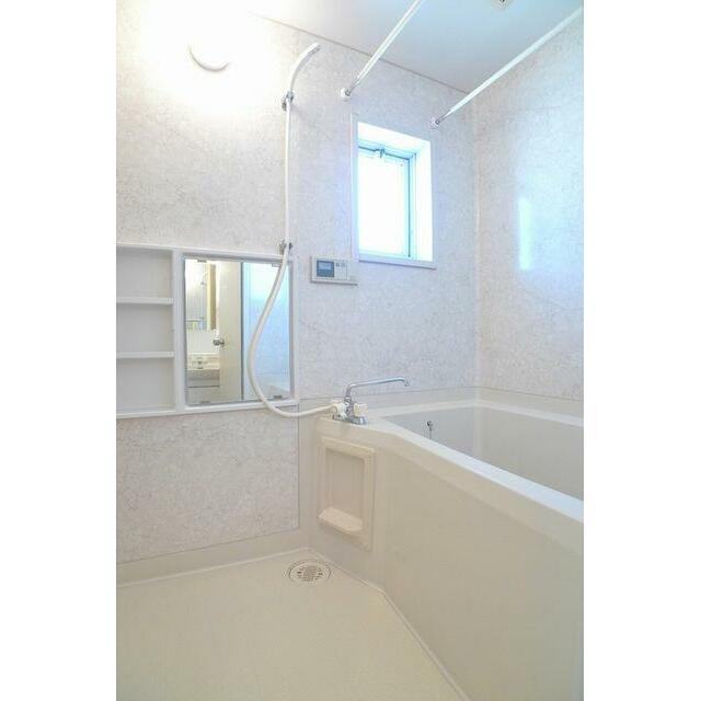 お風呂　明り取りの窓があって明るく湿気対策もバッチリです