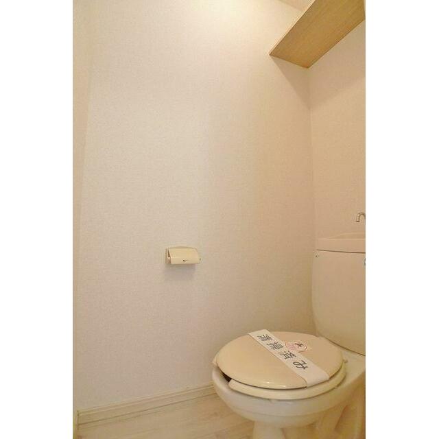 トイレ　もちろん清掃済みです　独立したトイレでゆったり用が足せます