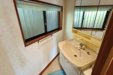 2面に開口部が設けられた明るい洗面室