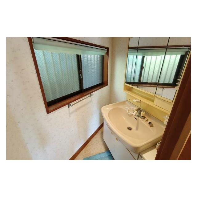 2面に開口部が設けられた明るい洗面室