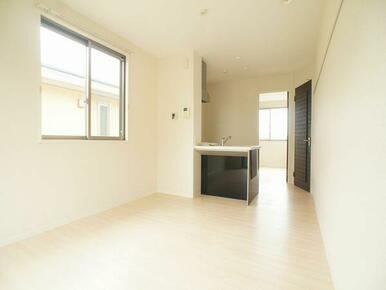 【ＬＤＫ】ＬＤＫの大きな窓の外にはバルコニー☆ＬＤＫにはエアコン１台がついているので暑い日も快適に…