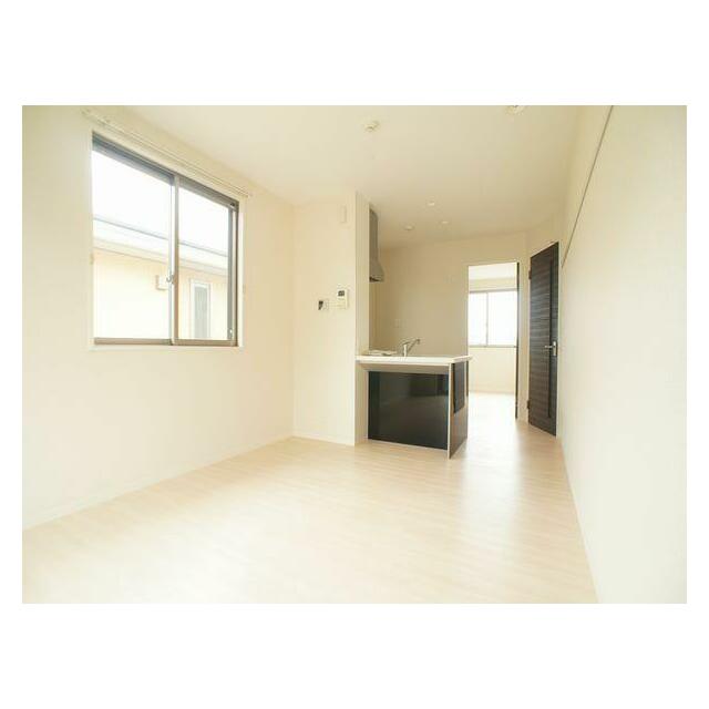 【ＬＤＫ】ＬＤＫの大きな窓の外にはバルコニー☆ＬＤＫにはエアコン１台がついているので暑い日も快適に…