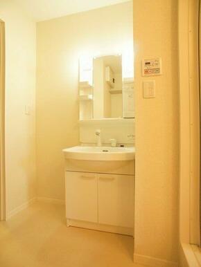 【洗面所】足を濡らさずに使える独立洗面化粧台です