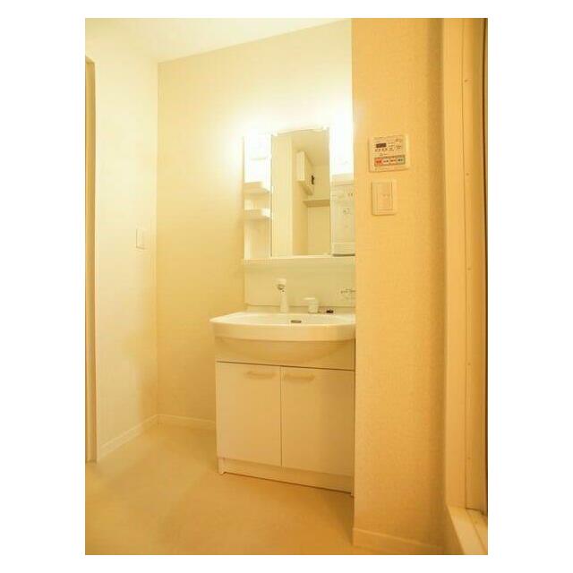 【洗面所】足を濡らさずに使える独立洗面化粧台です