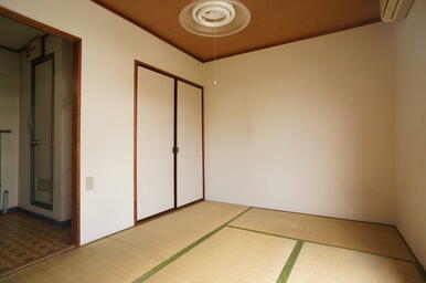 しっとりと落ち着いた雰囲気の和室。収納も広々使えます！