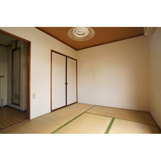 しっとりと落ち着いた雰囲気の和室。収納も広々使えます！