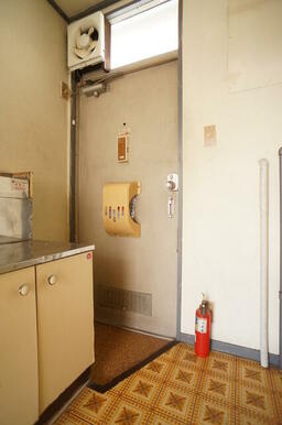 玄関には窓があるので明るい空間です♪