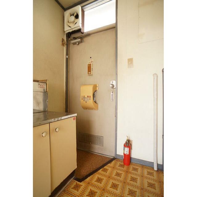 玄関には窓があるので明るい空間です♪