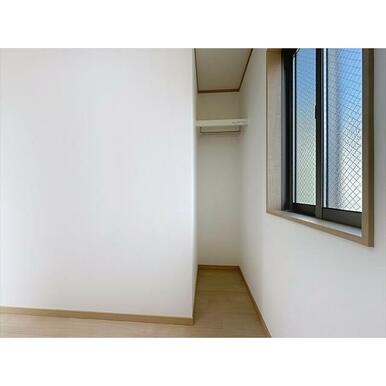 Sルームの中の収納に服を掛けられます