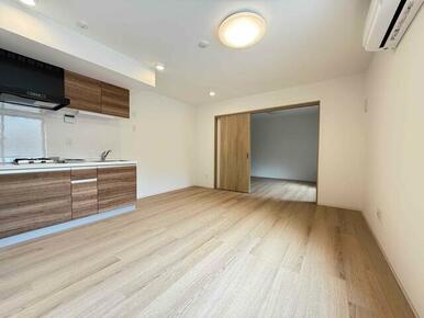 自由に家具を配置できる広々としたリビングです♪