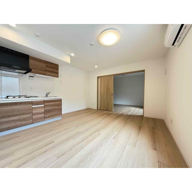 自由に家具を配置できる広々としたリビングです♪