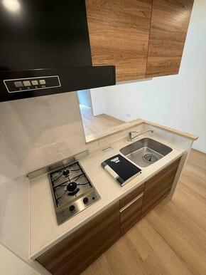 便利なガスコンロ設置可能なキッチンです♪収納もあります！