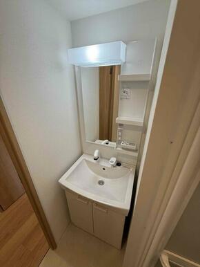 独立洗面台なら落ち着いて身支度ができます☆