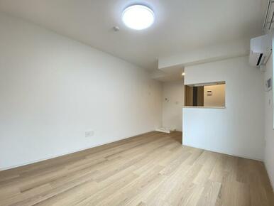 自由に家具を配置できる広々としたリビングです♪