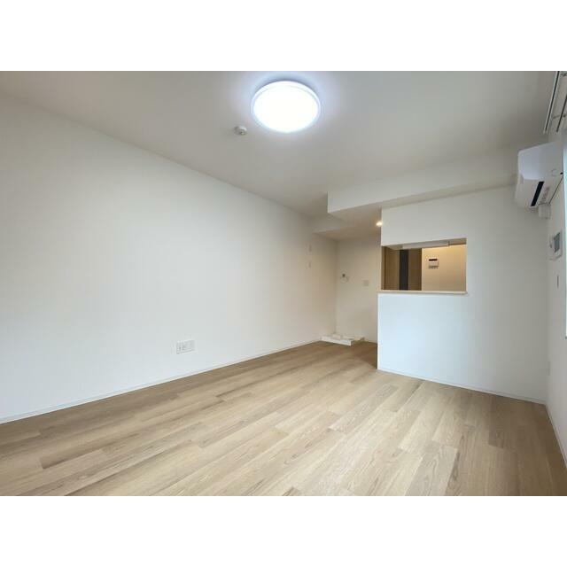 自由に家具を配置できる広々としたリビングです♪