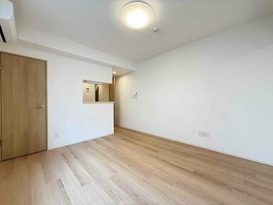 ダイニングテーブルを置いたり自由にレイアウトできます☆