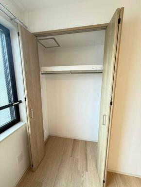 ロングコート・ワンピースがかけられる縦長収納です！