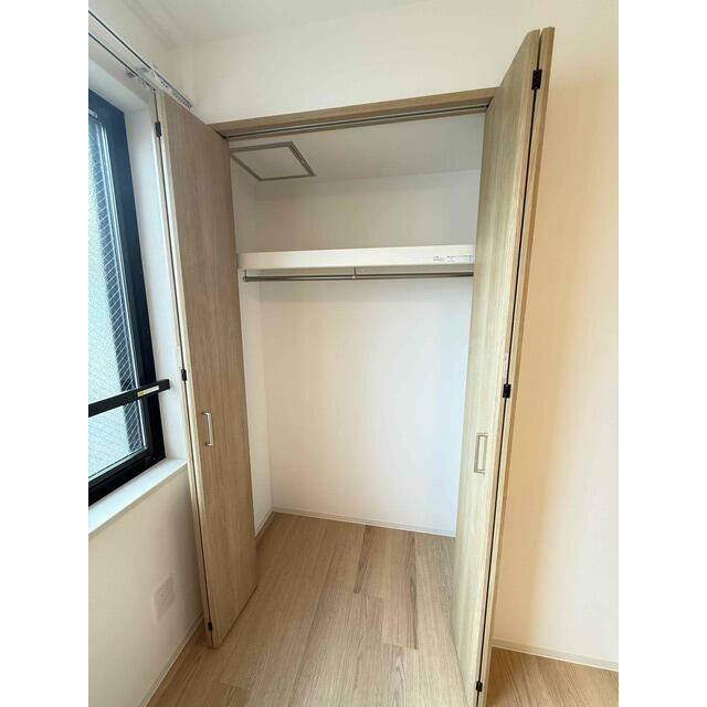 ロングコート・ワンピースがかけられる縦長収納です！