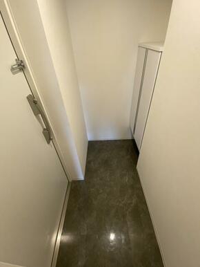 玄関には下駄箱があるのでスッキリとした空間を保てます