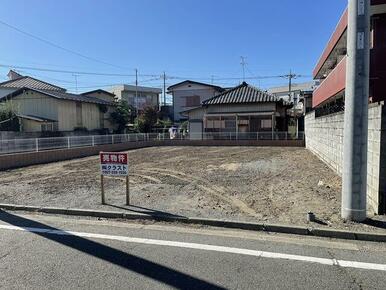 北東側から見た現地（南と西の境界にブロック・フェンス施工済）綺麗な整形地です。