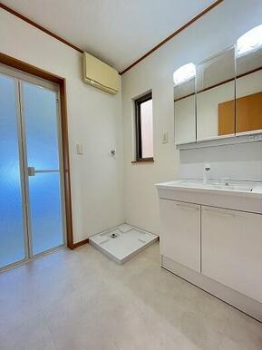 「脱衣所」広々とゆとりをもってご利用いただけます