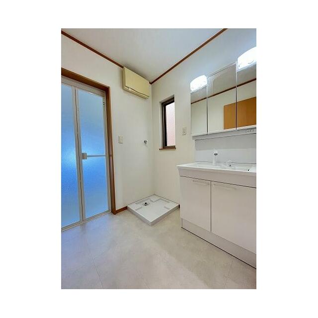 「脱衣所」広々とゆとりをもってご利用いただけます