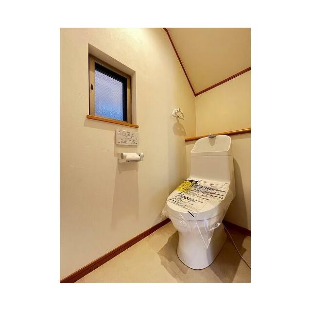「トイレ」温水洗浄機能がついた新品に交換済みです