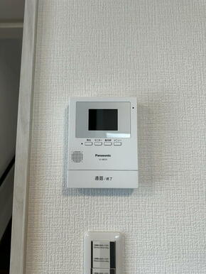 夜間でもカラーで確認できるモニターで安全性、防犯性に優れたインターホン。