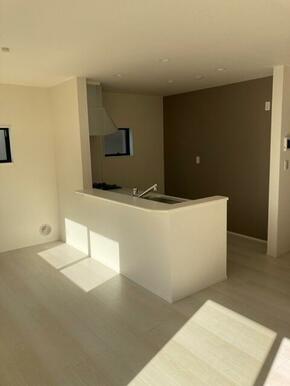 変化のあるクロス（壁紙）で奥行きと立体感の感じられる空間に（2号棟）