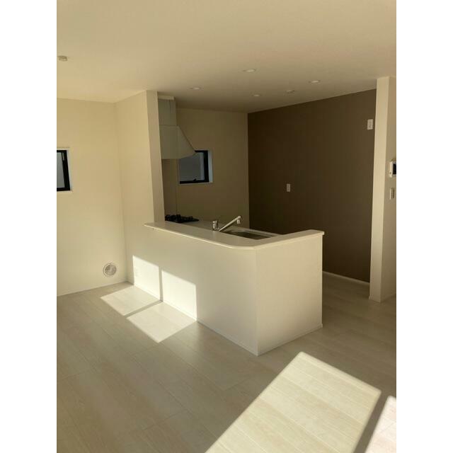 変化のあるクロス（壁紙）で奥行きと立体感の感じられる空間に（2号棟）