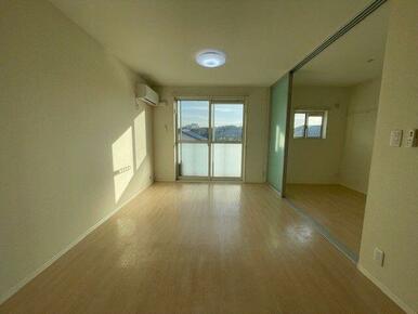 キッチン側から見たリビング＆ダイニング♪奥行きがあるので、メリハリのある空間の使い分けができます♪