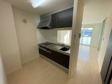 【キッチン】３口コンロと魚焼きグリル付きビルドインシステムキッチン（ＩＨクッキングヒーター）♪シン…