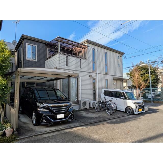 磁器タイル仕上げの外壁です