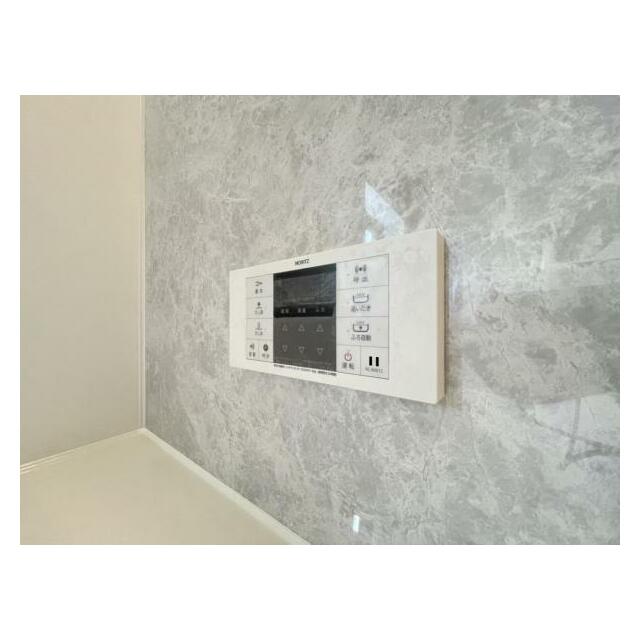 ボタンひとつでお湯張りや追い焚き、温度調整までしてくれる便利なオートバス機能付き！