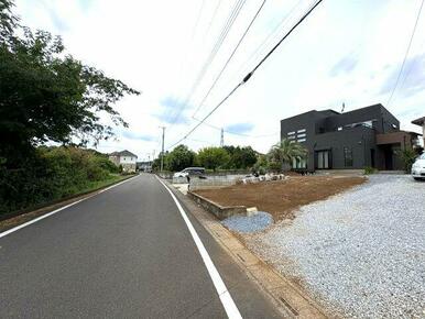 前面道路含む現地写真です