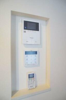 オートロックの外の来訪者をモニターで確認出来安心！