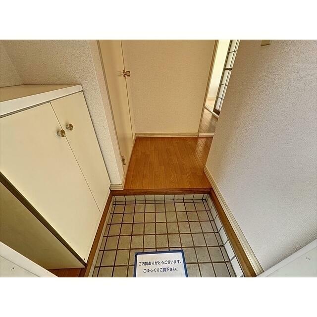 玄関から室内が見えない造りです