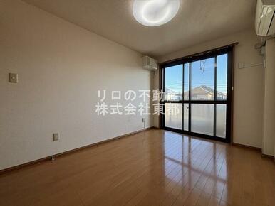 窓から暖かな日差しが入ります♪