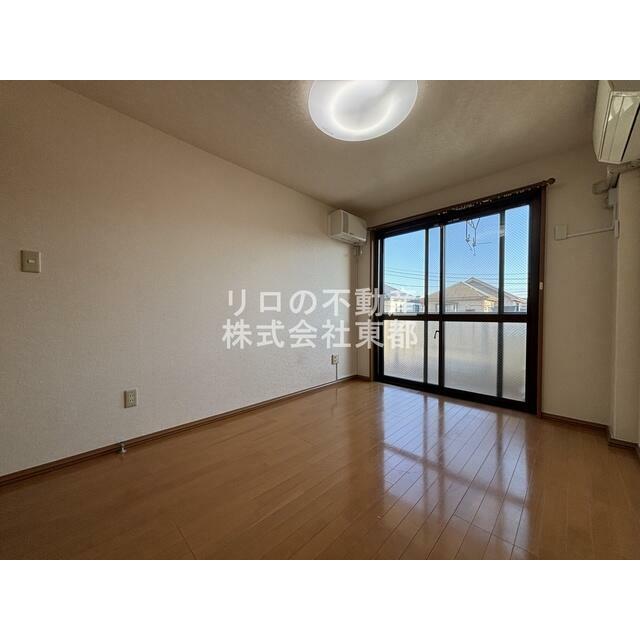 窓から暖かな日差しが入ります♪