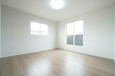 2階8帖洋室。バルコニーがあり、主寝室として使われることが多いお部屋です。※類似物件の参考画像です。