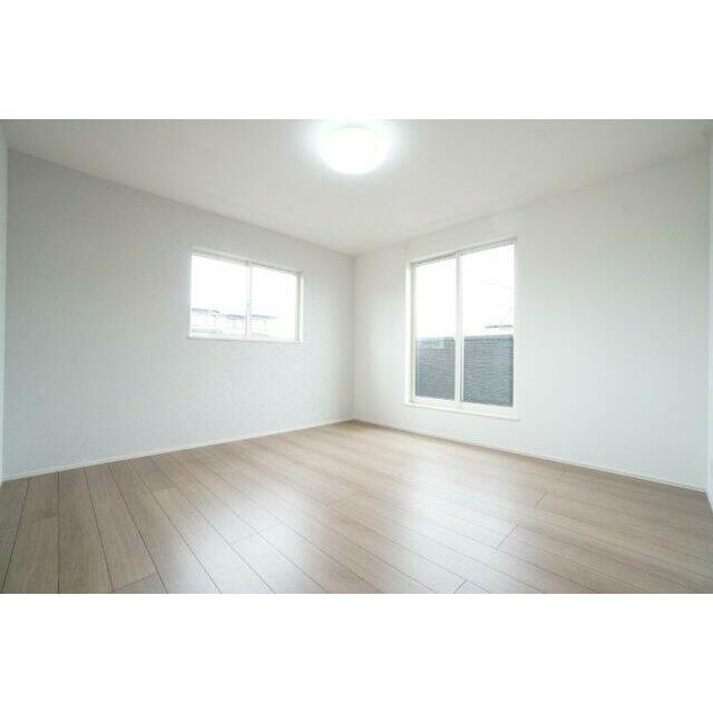 2階8帖洋室。バルコニーがあり、主寝室として使われることが多いお部屋です。※類似物件の参考画像です。