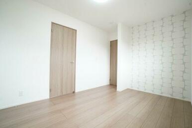 2階6帖洋室。8帖洋室とドアで繋がっているため収納部屋としても。※類似物件の参考画像です。