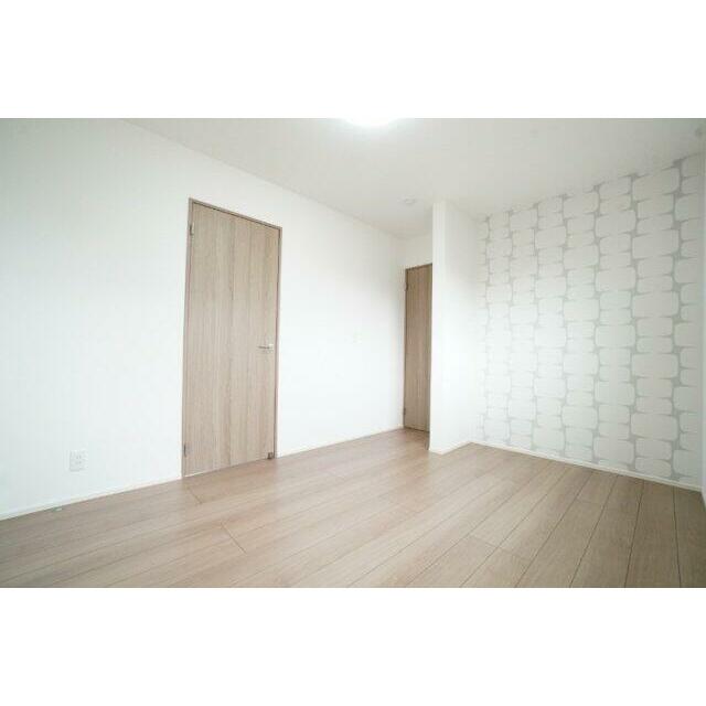 2階6帖洋室。8帖洋室とドアで繋がっているため収納部屋としても。※類似物件の参考画像です。