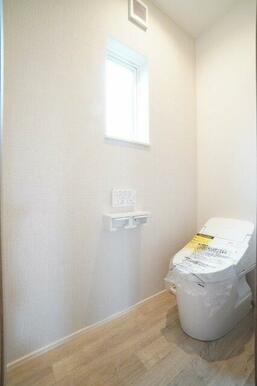 タンクレスタイプのトイレで見た目スッキリ♪清潔感もあります。※類似物件の参考画像です。