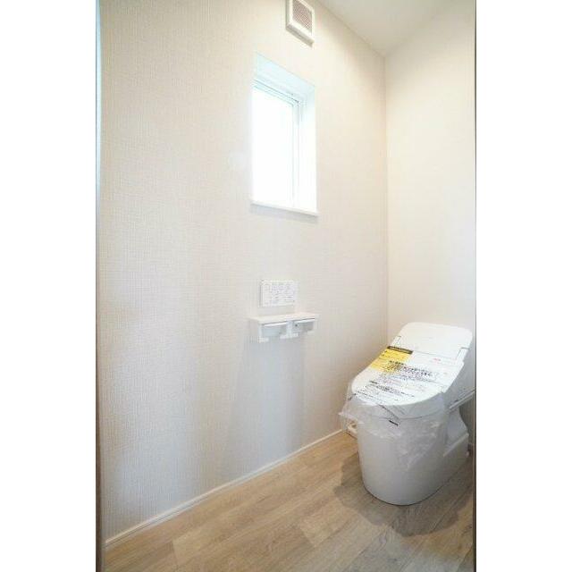 タンクレスタイプのトイレで見た目スッキリ♪清潔感もあります。※類似物件の参考画像です。