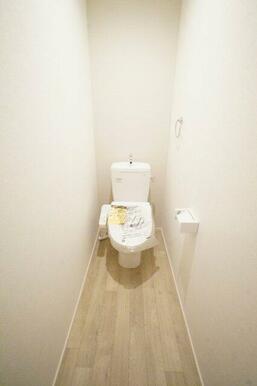 2階にもトイレ設置！朝の争奪戦も回避できます♪※類似物件の参考画像です。